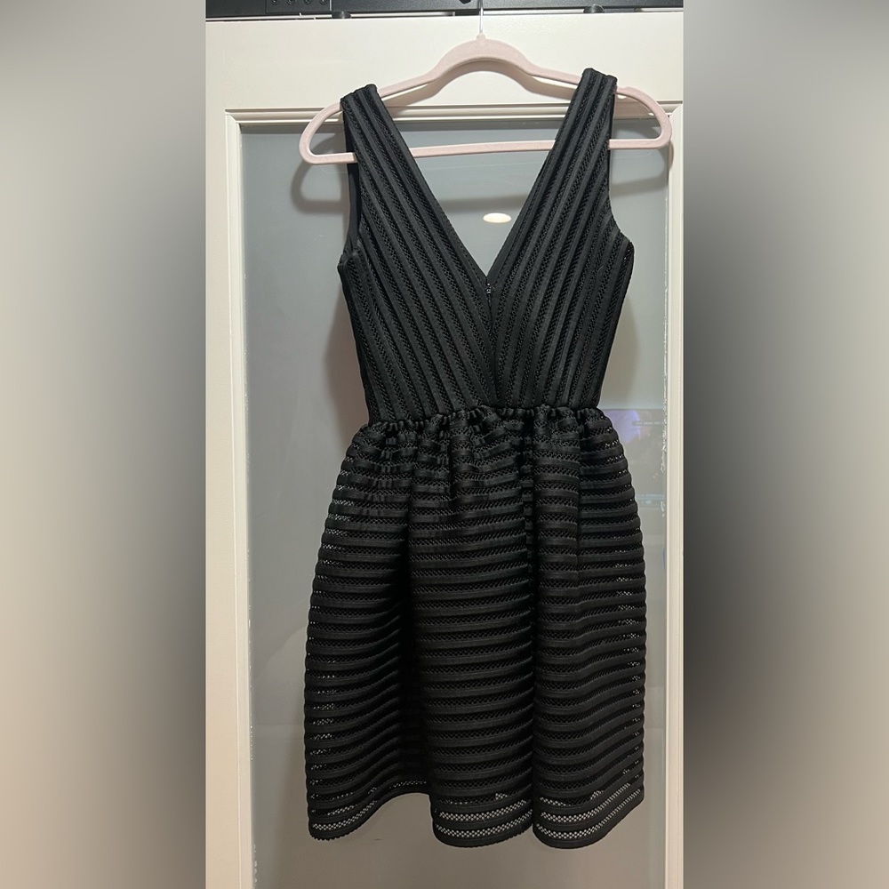 Classic Love…ady Black Sleeveless V Neck Fit and Flare Dress Size Small - Picture 2 of 6